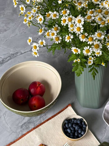 Миска зеленого цвета с рельефным узором Ягоды Тайги из коллекции 3