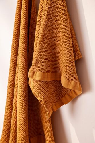 Полотенце банное из умягченной вафли цвета охры из коллекции ess 3