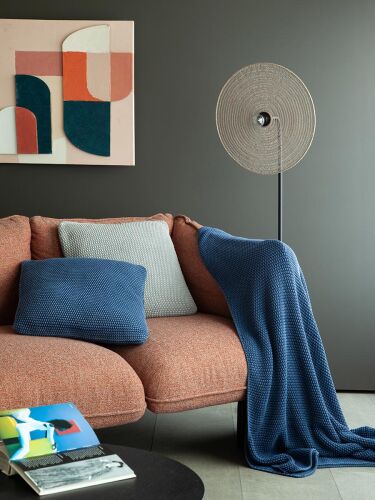 Подушка декоративная из стираного хлопка темно-синего цвета из к 1