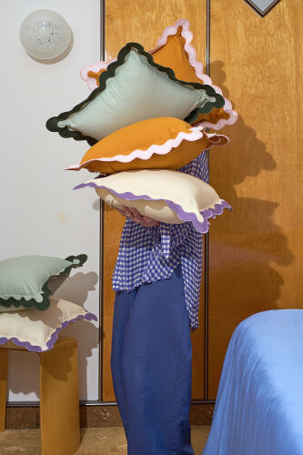 Чехол на подушку с контрастным кантом сиреневого цвета из коллек 4