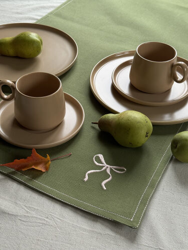 Дорожка на стол fancy bows оливкового цвета из коллекции essenti 3