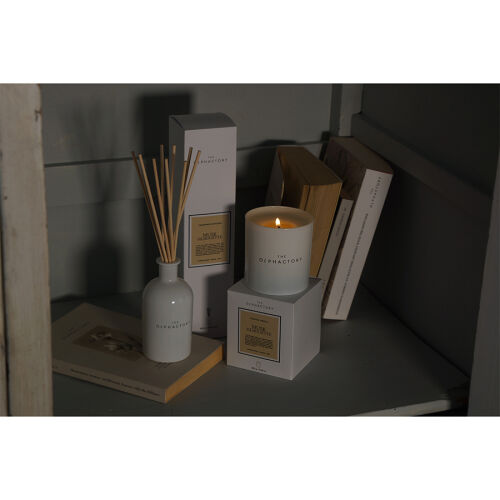 Свеча ароматическая the olphactory, white insignia, musk silhoue 1 Свеча ароматическая the olphactory, white insignia, musk silhoue 1