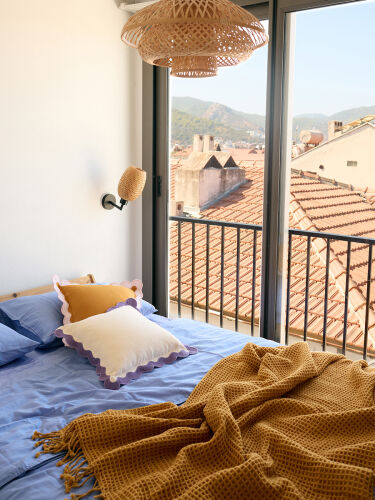 Чехол на подушку с контрастным кантом сиреневого цвета из коллек 5