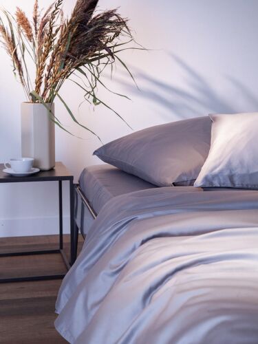 Простыня на резинке из премиального сатина светло-серого цвета и 2