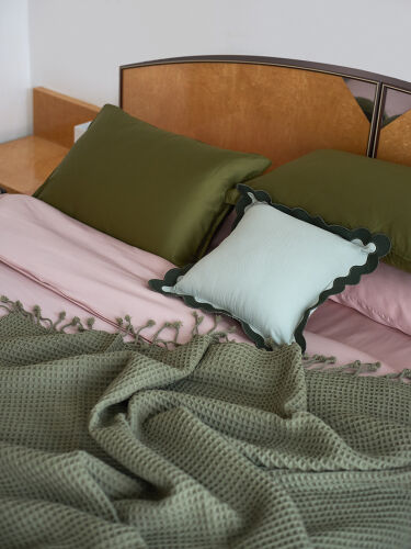 Чехол на подушку с контрастным кантом зеленого цвета из коллекци 3