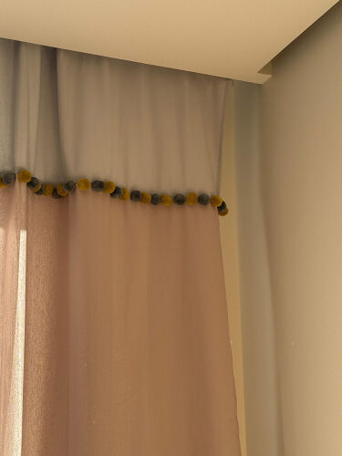 Штора из хлопка с помпонами бежево-серого цвета из коллекции ess 1