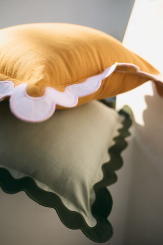 Чехол на подушку с контрастным кантом розового цвета из коллекци 2