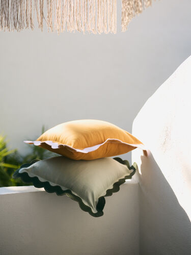 Чехол на подушку с контрастным кантом розового цвета из коллекци 1