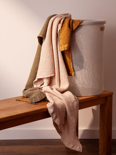 Полотенце банное из умягченной вафли цвета охры из коллекции ess 1