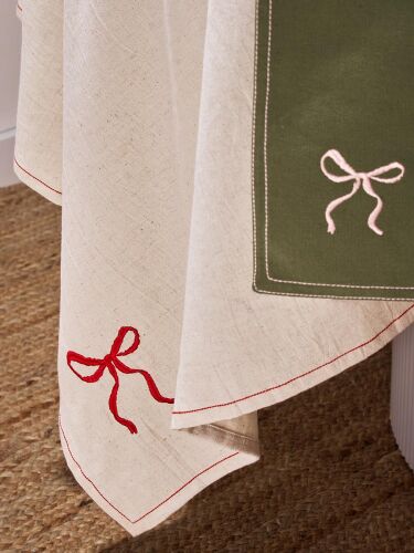 Дорожка на стол fancy bows оливкового цвета из коллекции essenti 1