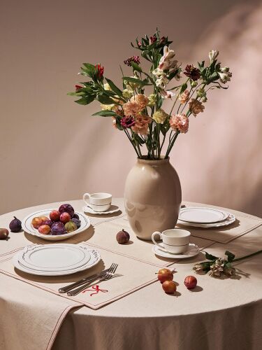 Скатерть fancy bows бежевого цвета из коллекции essential, 180х1 2