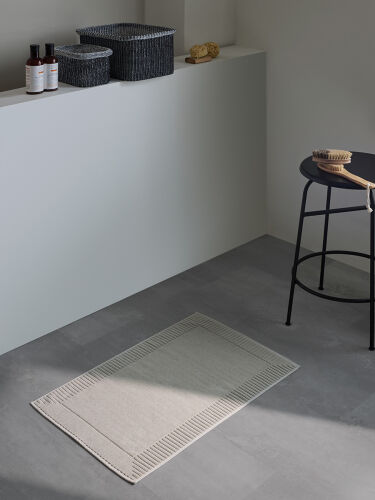 Коврик для ванной с фактурным бортиком бежево-серого цвета из ко 2
