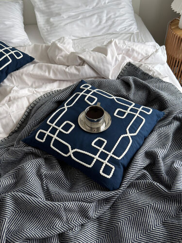 Плед из шерсти мериноса темно-синего цвета из коллекции essentia 4