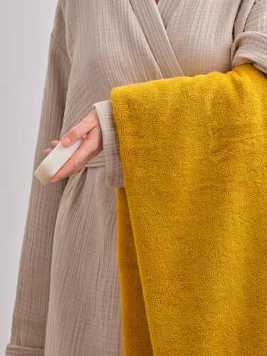 Полотенце банное цвета охры из коллекции essential, 70х140 см 3