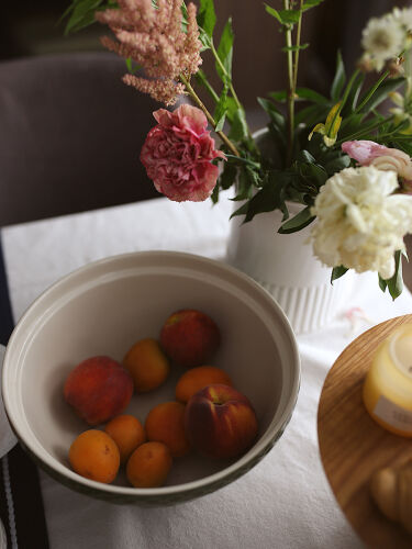 Миска зеленого цвета с рельефным узором Ягоды Тайги из коллекции 4