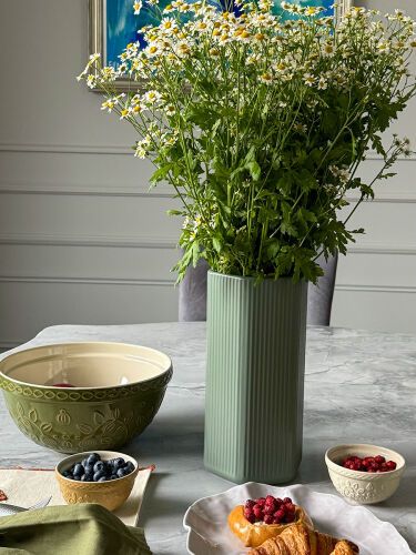 Миска зеленого цвета с рельефным узором Ягоды Тайги из коллекции 2