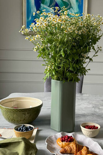 Миска зеленого цвета с рельефным узором Ягоды Тайги из коллекции 2