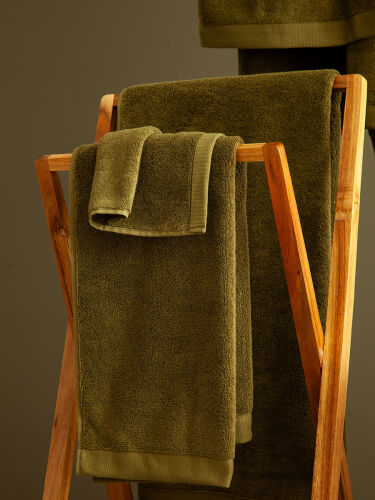 Полотенце банное оливкового цвета из коллекции essential, 90х150 3
