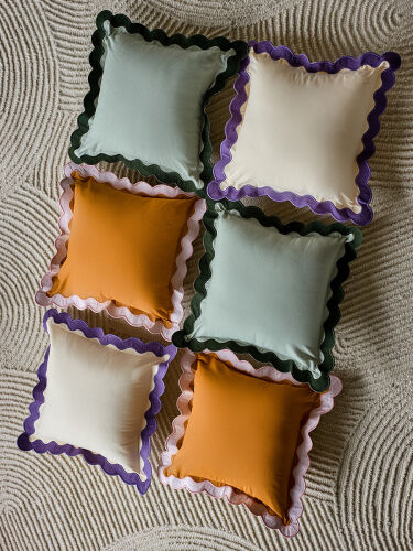 Чехол на подушку с контрастным кантом зеленого цвета из коллекци 3