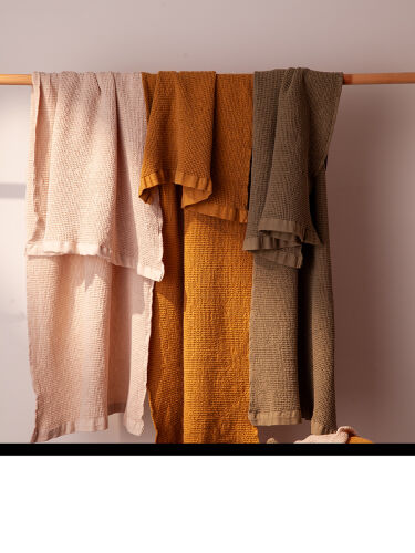 Полотенце банное из умягченной вафли цвета охры из коллекции ess 3