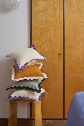 Чехол на подушку с контрастным кантом зеленого цвета из коллекци 6