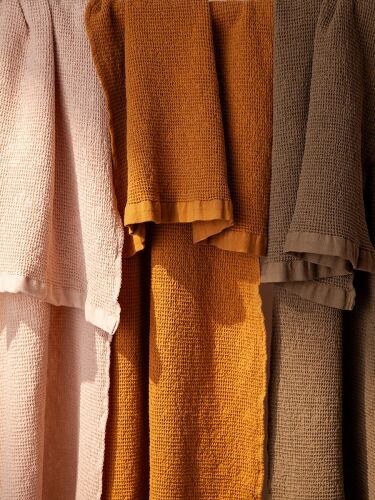 Полотенце банное из умягченной вафли цвета охры из коллекции ess 2