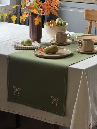 Дорожка на стол fancy bows оливкового цвета из коллекции essenti 5