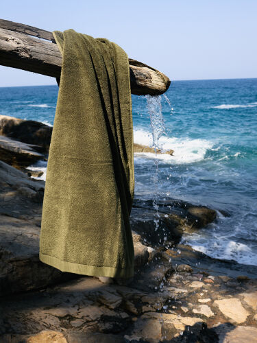 Полотенце банное оливкового цвета из коллекции essential, 90х150 3