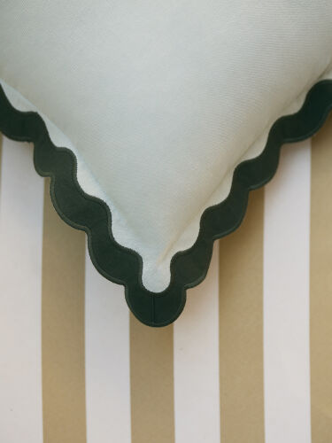 Чехол на подушку с контрастным кантом зеленого цвета из коллекци 2