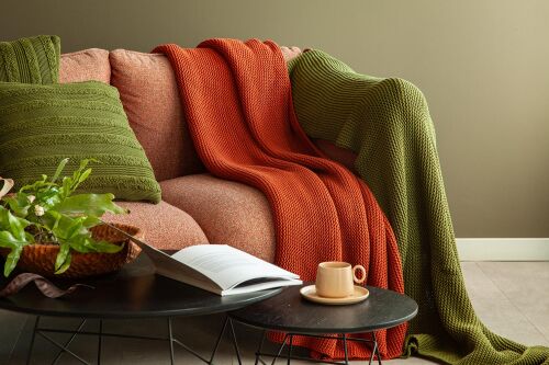 Плед из хлопка жемчужной вязки оливкового цвета из коллекции ess 7