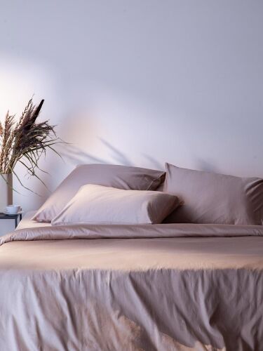 Простыня на резинке из премиального сатина бежевого цвета из кол 1