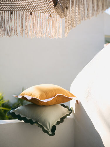 Чехол на подушку с контрастным кантом зеленого цвета из коллекци 5