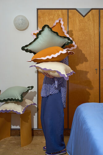 Чехол на подушку с контрастным кантом розового цвета из коллекци 6