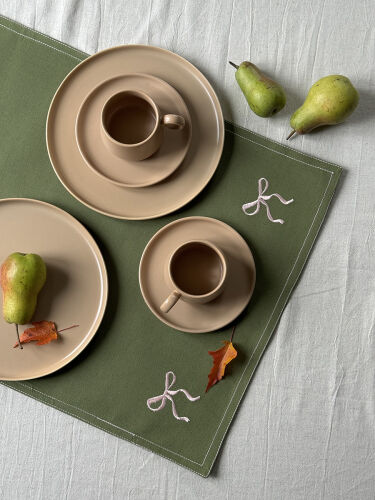 Дорожка на стол fancy bows оливкового цвета из коллекции essenti 2