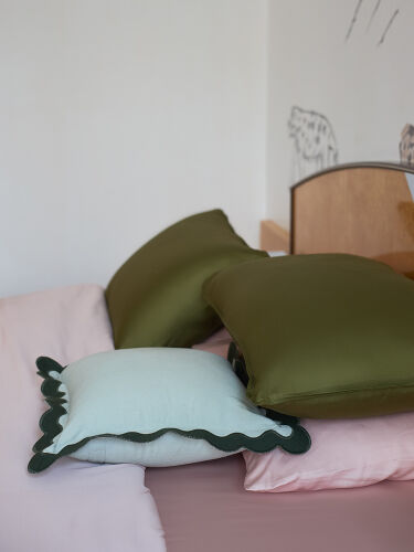 Чехол на подушку с контрастным кантом зеленого цвета из коллекци 4