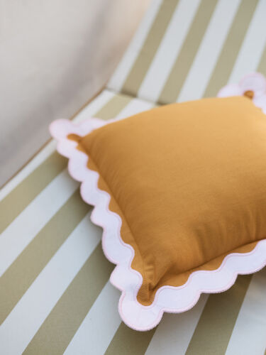 Чехол на подушку с контрастным кантом розового цвета из коллекци 1