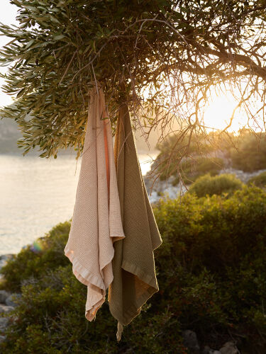 Полотенце банное из умягченной вафли цвета хаки из коллекции ess 1