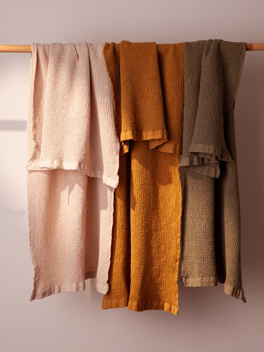 Полотенце банное из умягченной вафли цвета охры из коллекции ess 1