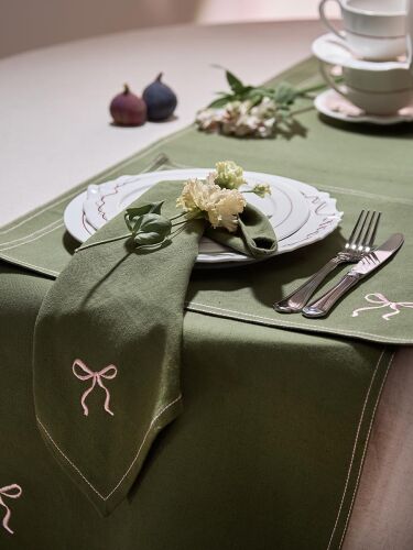 Дорожка на стол fancy bows оливкового цвета из коллекции essenti 3