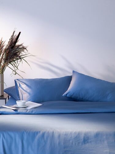 Простыня на резинке из премиального сатина джинсово-синего цвета 1