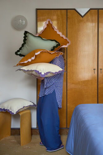 Чехол на подушку с контрастным кантом сиреневого цвета из коллек 3