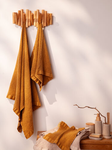 Полотенце банное из умягченной вафли цвета охры из коллекции ess 2