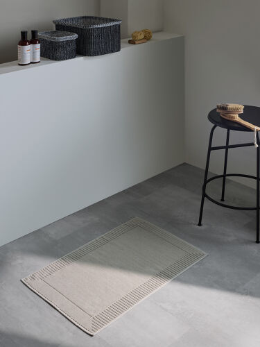 Коврик для ванной с фактурным бортиком бежево-серого цвета из ко 1