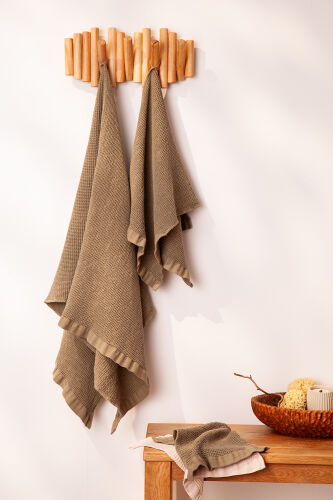 Полотенце банное из умягченной вафли цвета хаки из коллекции ess 5