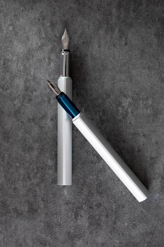 Перьевая ручка PININFARINA PF One SILVER /BLUE 6 Перьевая ручка PININFARINA PF One SILVER /BLUE 6