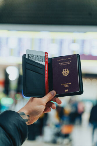 Обложка для паспорта Travelfinder с технологией Find My 2