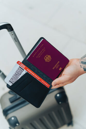 Обложка для паспорта Travelfinder с технологией Find My 3
