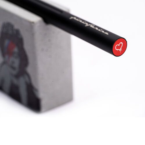 Набор Pininfarina Banksy Lizzy Stardust: карандаш SMART с бетонн 3 Набор Pininfarina Banksy Lizzy Stardust: карандаш SMART с бетонн 3